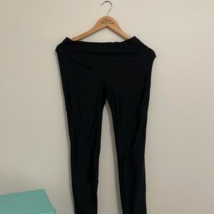 Gap Fit black leggings with white zipper at ankle